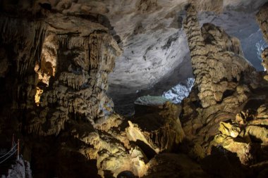 Sung Sot Mağarası, Bo Hon adasındaki sürpriz mağara ve Vietnam 'daki Halong Körfezi bölgesindeki en büyük mağaralardan biri.