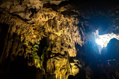 Sung Sot Mağarası, Bo Hon adasındaki sürpriz mağara ve Vietnam 'daki Halong Körfezi bölgesindeki en büyük mağaralardan biri.