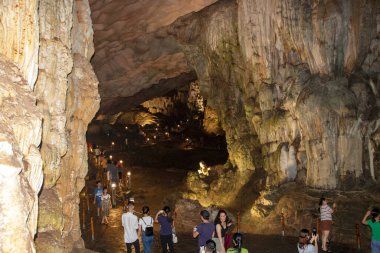 Sung Sot Mağarası, Bo Hon adasındaki sürpriz mağara ve Vietnam 'daki Halong Körfezi bölgesindeki en büyük mağaralardan biri.