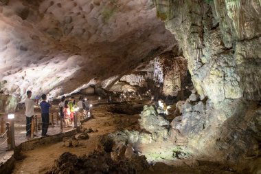Sung Sot Mağarası, Bo Hon adasındaki sürpriz mağara ve Vietnam 'daki Halong Körfezi bölgesindeki en büyük mağaralardan biri.
