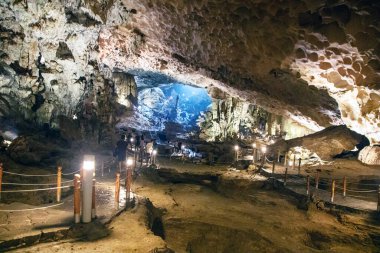 Sung Sot Mağarası, Bo Hon adasındaki sürpriz mağara ve Vietnam 'daki Halong Körfezi bölgesindeki en büyük mağaralardan biri.