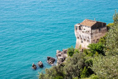 İtalya, Amalfi kıyısındaki Vietri sul kısrağındaki ortaçağ gözlem kulesi.