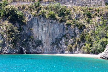 İtalya 'nın Amalfi kıyısındaki Cetara' da güneşli bir sahil. 