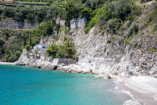 İtalya 'nın Amalfi kıyısındaki Cetara' da güneşli bir sahil. 