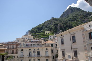 Amalfi-İtalya 'da Haziran 2020' de şehir merkezindeki meydanda.