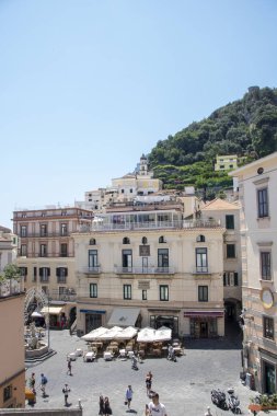 Amalfi-İtalya 'da Haziran 2020' de şehir merkezindeki meydanda.