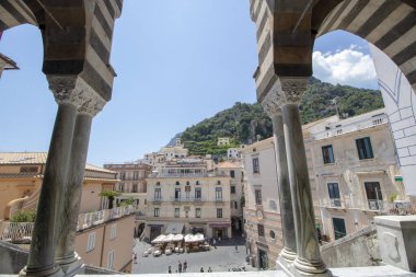 Amalfi 'de - Haziran 2020' de - Saint Andrew Katedrali 'nin sütunlarından geçen meydanın manzarası 