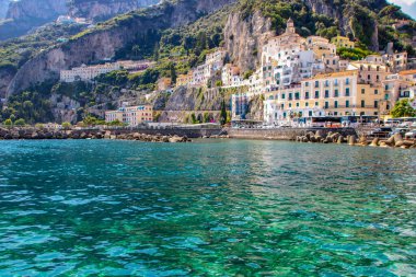 Amalfi - İtalya - Haziran 2020 - köy ve sahil manzarası