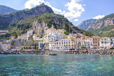 Amalfi - İtalya - Haziran 2020 - köy ve sahil manzarası