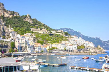 Amalfi - İtalya - Haziran 2020 - köy ve sahil manzarası 