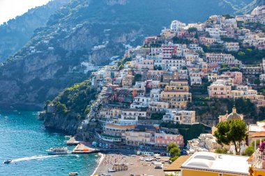 İtalya 'nın Amalfi kıyısındaki küçük Positano köyü manzaralı.