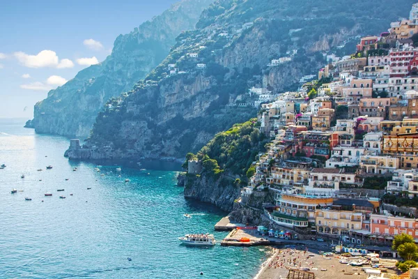 İtalya 'nın Amalfi kıyısındaki küçük Positano köyü manzaralı.