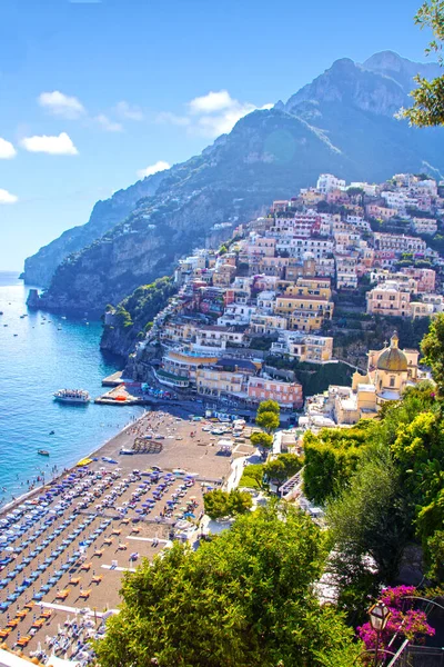 İtalya 'nın Amalfi kıyısındaki küçük Positano köyü manzaralı.