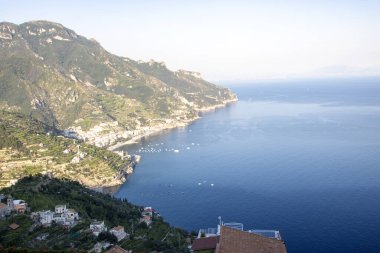 İtalya, Ravello 'daki Villa Rufolo' dan Amalfi sahilinin güzel manzarası 