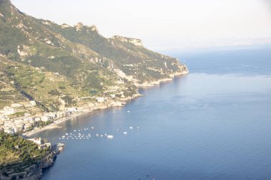 İtalya, Ravello 'daki Villa Rufolo' dan Amalfi sahilinin güzel manzarası 