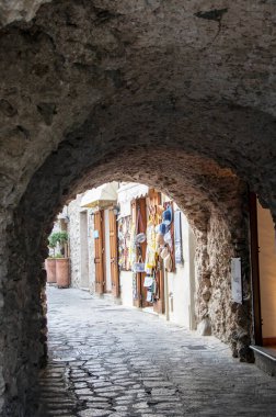 İtalya 'nın Amalfi kıyısındaki Ravello' nun pitoresk sokaklarından biri.