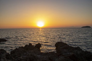 İtalya 'nın Calabria bölgesindeki Diamante sahilinde nefes kesici gün batımı