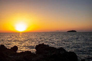 İtalya 'nın Calabria bölgesindeki Diamante sahilinde nefes kesici gün batımı