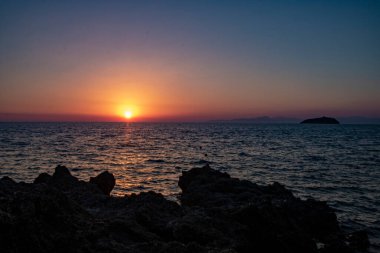 İtalya 'nın Calabria bölgesindeki Diamante sahilinde nefes kesici gün batımı