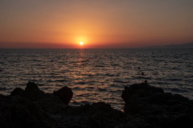 İtalya 'nın Calabria bölgesindeki Diamante sahilinde nefes kesici gün batımı