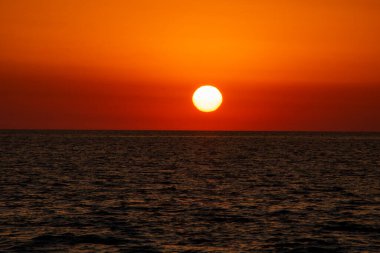 İtalya 'nın Calabria bölgesindeki Diamante sahilinde nefes kesici gün batımı