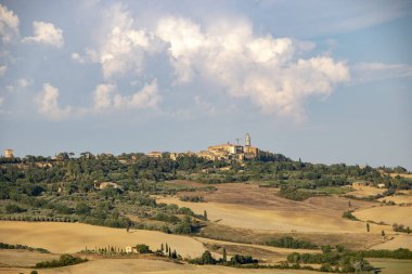 San Quirico d 'Orcia - İtalya - Ağustos 2020 - Tepelerde Pienza kasabası ile Toskana kırsalının manzarası 