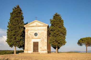 İtalya, San Quirico d 'Orcia' da Ağustos 2020 'de Toskana kırsalındaki Vitaleta kilisesinde. 