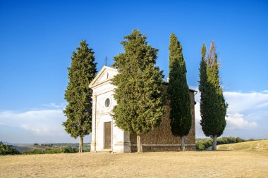 İtalya, San Quirico d 'Orcia' da Ağustos 2020 'de Toskana kırsalındaki Vitaleta kilisesinde. 