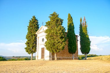 İtalya, San Quirico d 'Orcia' da Ağustos 2020 'de Toskana kırsalındaki Vitaleta kilisesinde. 