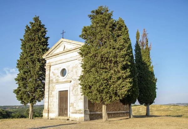 İtalya, San Quirico d 'Orcia' da Ağustos 2020 'de Toskana kırsalındaki Vitaleta kilisesinde. 