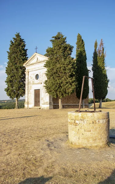 İtalya, San Quirico d 'Orcia' da Ağustos 2020 'de Toskana kırsalındaki Vitaleta kilisesinde. 