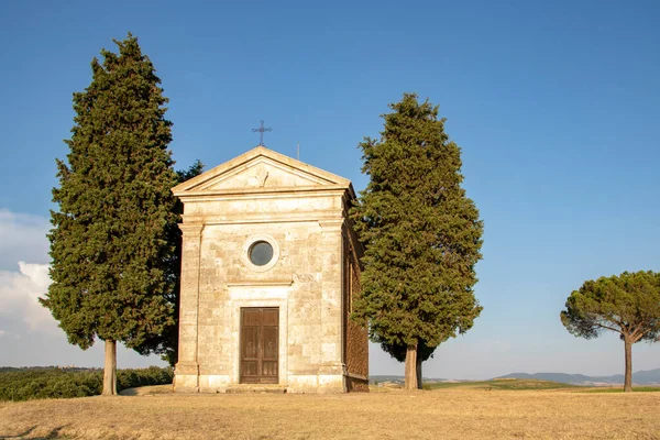 İtalya, San Quirico d 'Orcia' da Ağustos 2020 'de Toskana kırsalındaki Vitaleta kilisesinde. 