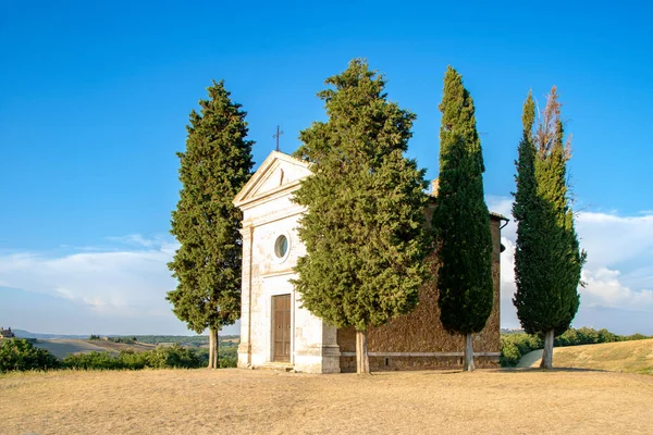 İtalya, San Quirico d 'Orcia' da Ağustos 2020 'de Toskana kırsalındaki Vitaleta kilisesinde. 