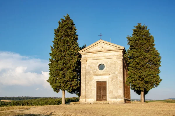 İtalya, San Quirico d 'Orcia' da Ağustos 2020 'de Toskana kırsalındaki Vitaleta kilisesinde. 