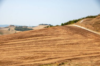 Ascanio-İtalya 'da Ağustos 2020' de Val d 'Orcia' nın Toskana kırsalının manzarası ve Beton Senesi olarak bilinir.