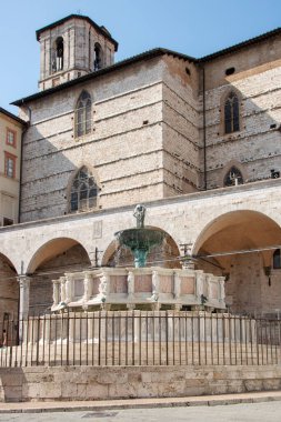 Fontana Maggiore, Perugia, İtalya 'nın sembolü, eski bölgenin merkez meydanında, Nicola ve Giovanni Pisano' nun ortaçağ heykelinin başyapıtı.