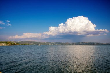 Trasimeno Gölü, İtalya 'nın Umbria kentindeki Passignano del trasimeno kasabasından görülmektedir. 