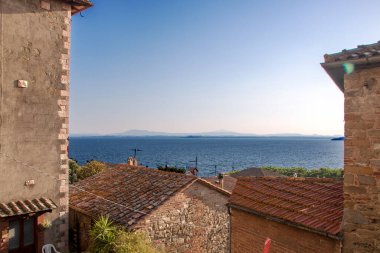 Trasimeno Gölü, İtalya 'nın Umbria kentindeki Passignano del trasimeno kasabasından görülmektedir. 
