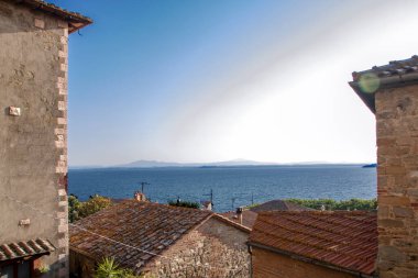 Trasimeno Gölü, İtalya 'nın Umbria kentindeki Passignano del trasimeno kasabasından görülmektedir. 