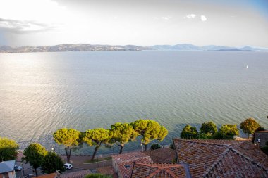 Trasimeno Gölü, İtalya 'nın Umbria kentindeki Passignano del trasimeno kasabasından görülmektedir. 