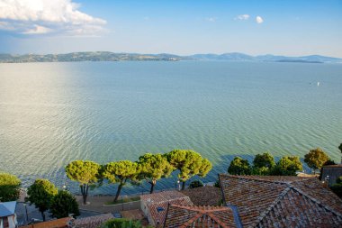 Trasimeno Gölü, İtalya 'nın Umbria kentindeki Passignano del trasimeno kasabasından görülmektedir. 
