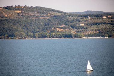 Trasimeno Gölü, İtalya 'nın Umbria kentindeki Passignano del trasimeno kasabasından görülmektedir. 