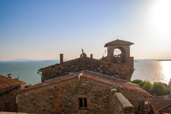 Rocca di Passignano, İtalya 'nın Umbria kentindeki Trasimeno Gölü' ne bakan Passignano köyündeki ortaçağ kalesi. 