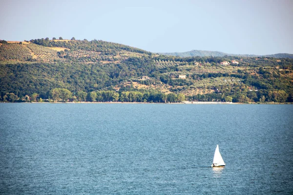 Trasimeno Gölü, İtalya 'nın Umbria kentindeki Passignano del trasimeno kasabasından görülmektedir. 