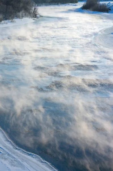 Winterlandschaft Mit Nebel Über Dem Zugefrorenen Fluss — Stockfoto