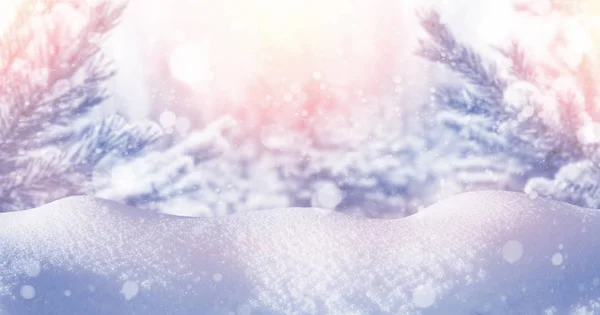 Heller Winterhintergrund Weihnachten Hintergrund Mit Schneebedeckten Tannen Und Schneeverwehungen — Stockfoto