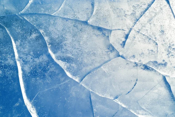 氷の背景 氷の表面に亀裂がある青の背景 — ストック写真