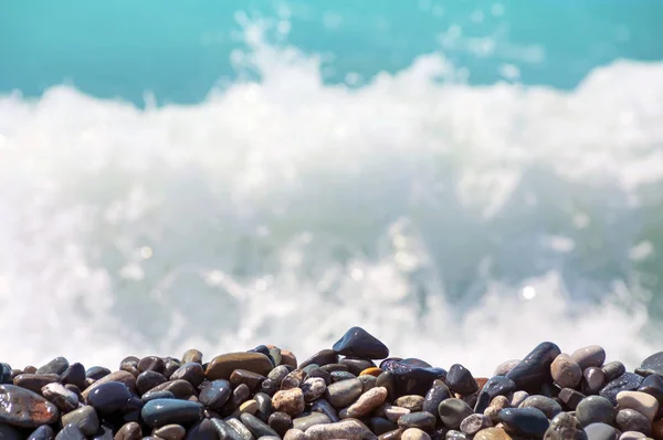 Kieselsteine Der Küste Hintergrund Mit Küstenkieselsteinen Und Rauen Wellen — Stockfoto