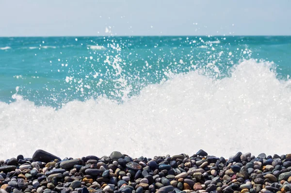 Kieselsteine Der Küste Hintergrund Mit Küstenkieselsteinen Und Rauen Wellen — Stockfoto