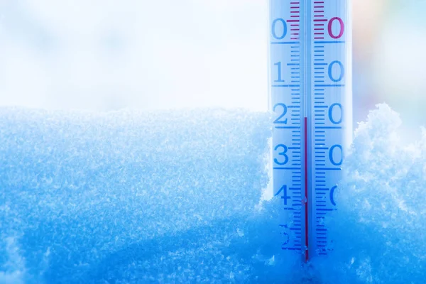 Winter Achtergrond Thermometer Winter Sneeuw Bedekte Venster — Stockfoto